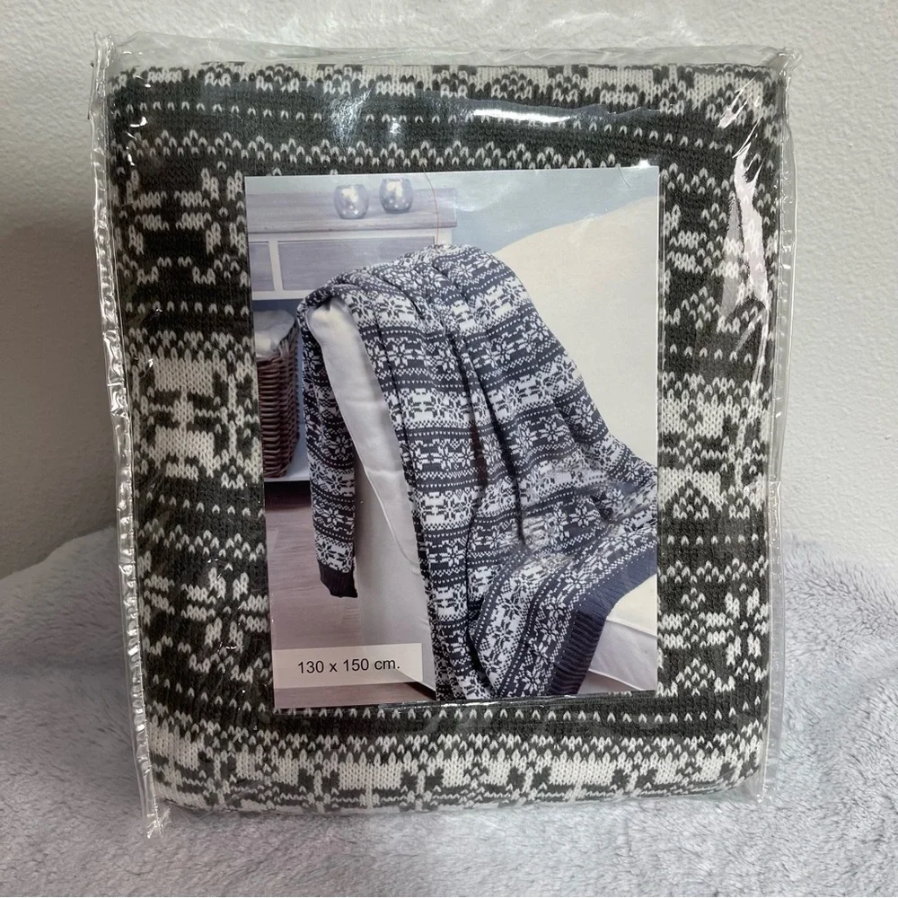 NWT Snowflake Throw Blanket - Picture 1 of 4